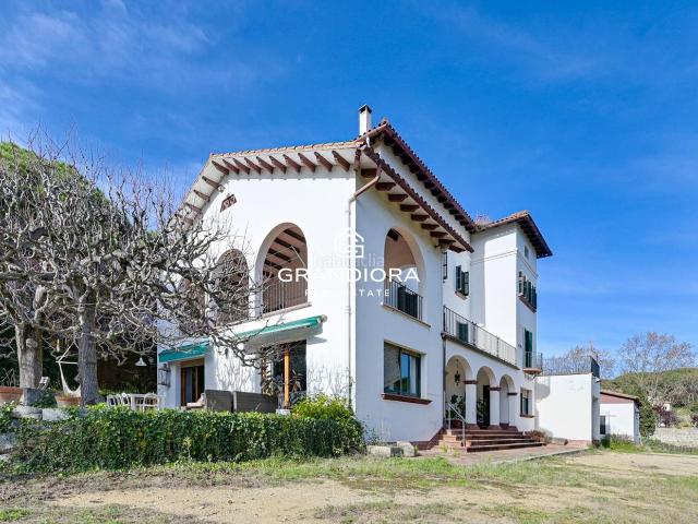 Casa en venta en Alella. Masía de revista con 2.7 hectáreas de terreno con viñedos en Alella. Casas.