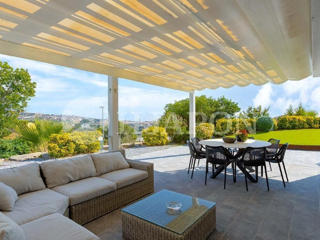 Casa en venta en Alella. Propiedad exclusiva con increíbles vistas al mar y cerca del centro de Alella. Casas.