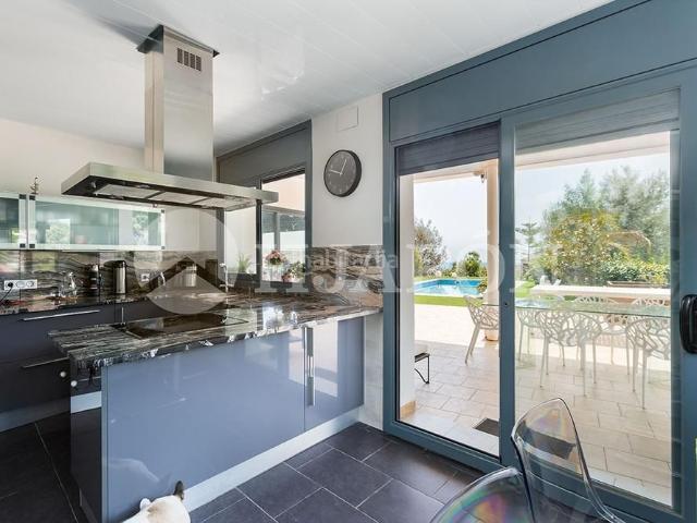 Casa en venta en Alella. Refugio contemporáneo con espectaculares vistas en Alella. Casas.