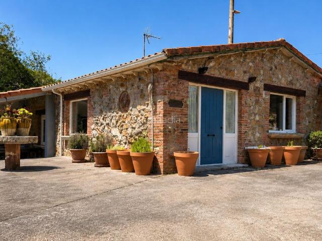 Casa en venta en Alfoz de Lloredo. CASA INDEPENDIENTE CON FANTASTICO JARDÍN EN NOVALES. Casas Alfoz de.