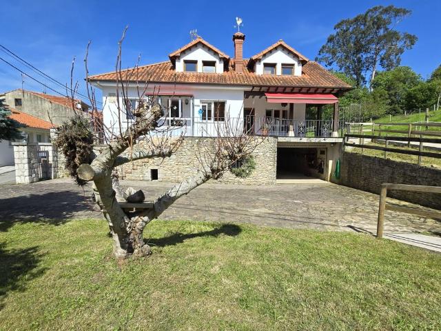 Casa en venta en Alfoz de Lloredo. CASA INDEPENDIENTE CON GRAN PARCELA EN COBRECES. Casas Alfoz de.