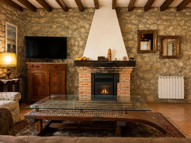 Casa en venta en Alfoz de Lloredo. TIPICA CASA MONTAÑESA CON AMPLIO JARDIN A UN PASO DE COMILLAS. Casas Alfoz de.