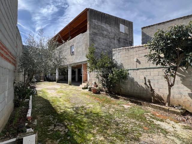 Casa en venta en Alfarnate. Edificación de gran calidad con vivienda reformada y vistas abiertas en Alfarnate. Casas.