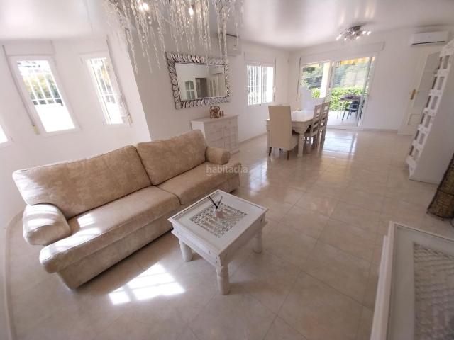 Casa en venta en Alfàs del Pi l´, L´Albir. Increíble casa cerca de las colinas del Albir. La casa se divide en dos plantas. La planta principal comienza con una gran entrada. Casas Alfàs del Pi.