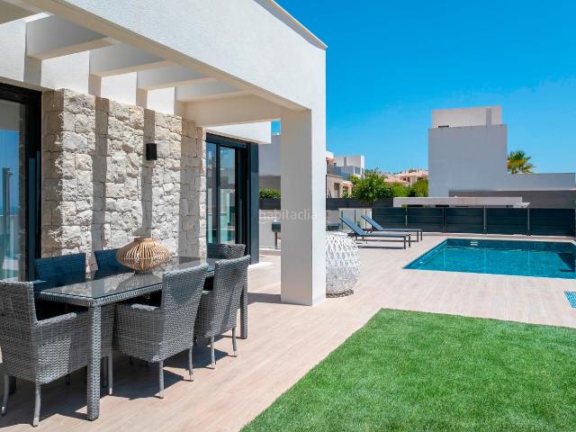 Casa en venta en Polop. Obra Nueva en Complejo de Lujo a 5 Minutos de BenidormEste exclusivo complejo de lujo cuenta con 11 viviendas de disentildeo moder. Casas.