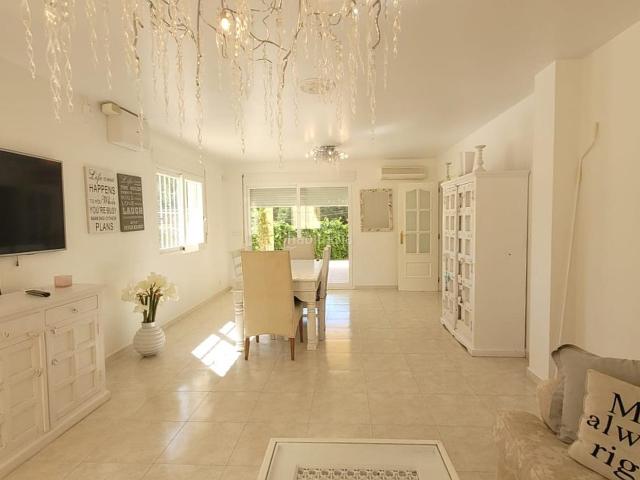 Casa en venta en Alfàs del Pi l´, L´Albir. La propiedad tiene una superficie construida de 202 m2 en una parcela de 520 m2 con orientación sur, situado en una zona tranquila. Casas Alfàs del Pi.