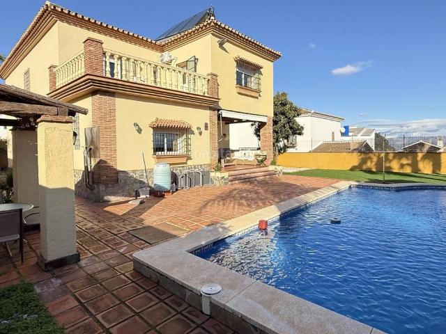 Casa en venta en Alhaurín el Grande, Centro. Chalet independiente de 5 dormitorios con piscina, jardín, garaje y sótano en venta en Alhaurín El Grande. REF V5288827. Casas Alhaurín el.