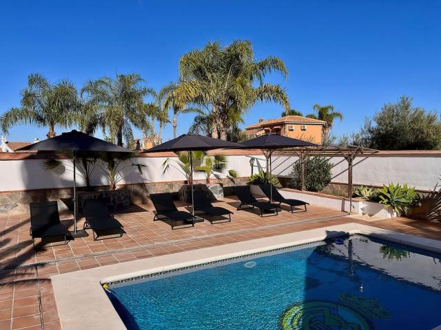 Casa en venta en Alhaurín el Grande, Centro. Encantadora villa con piscina junto a la naturaleza Ideal como residencia o para turismo rural. REF V5367232. Casas Alhaurín el.