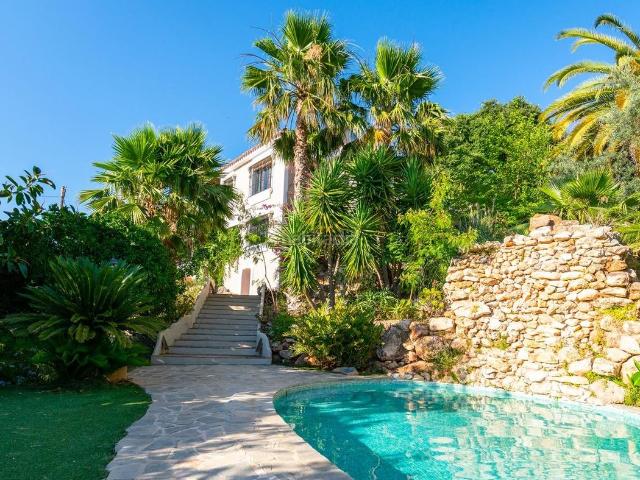 Casa en venta en Alhaurín el Grande, Centro. Propiedad Mágica y Sustancial en el Interior entre Málaga y Marbella. Casas Alhaurín el.