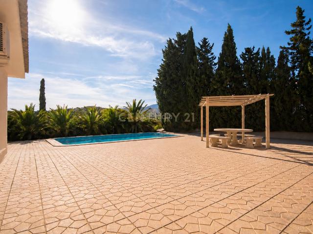 Casa en venta en Alicante, Moralet. Chalet con piscina, vistas despejadas y 2.500 m de parcela a 15 min de Alicante. Casas.