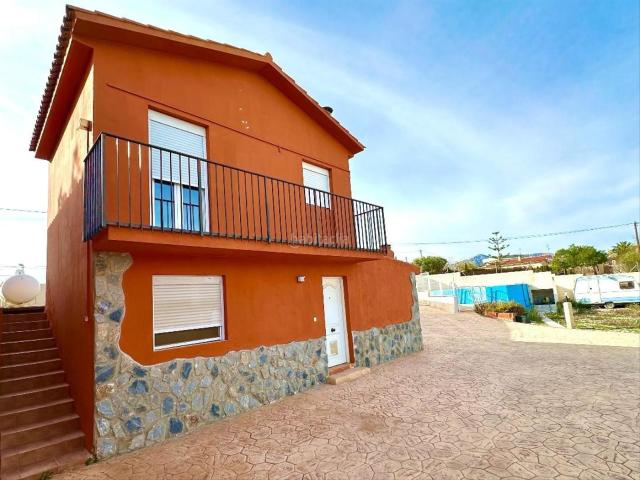 Casa en venta en Alicante, Moralet. La casa está construida en una parcela de 1961m2 en dos niveles, totalmente vallada con hermosos árboles frutales limoneros, naran. Casas.