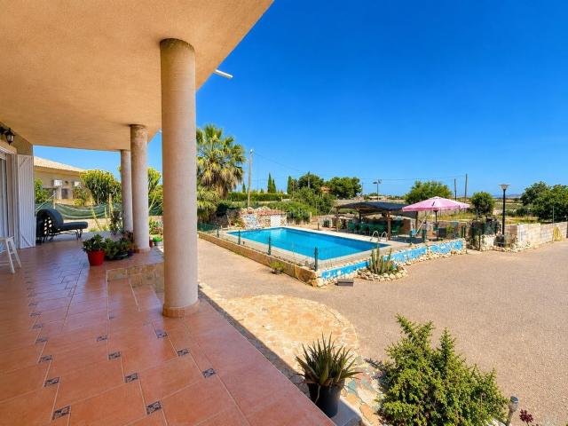 Casa en venta en Alicante, Moralet. Villa independiente con piscina en El Moralet Alicante Parcela urbana de más de 5.000 m2 a 20 minutos del centro. Casas.