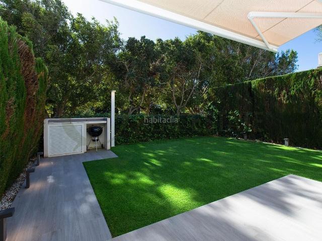 Casa en venta en Alicante, Alicante Golf. Bungalow en venta en Playa de San Juan con jardín y piscina. Casas.