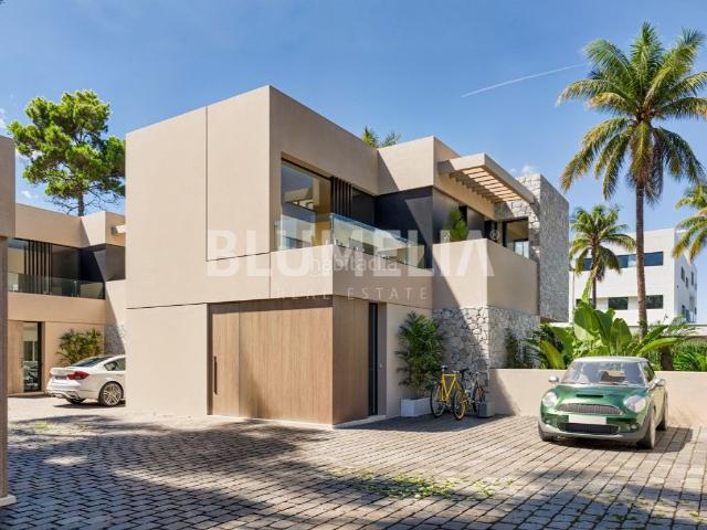 Casa en venta en Alicante, Alicante Golf. Moderna villa en venta a 1,5 km de la playa de San Juan de Alicante. Casas.