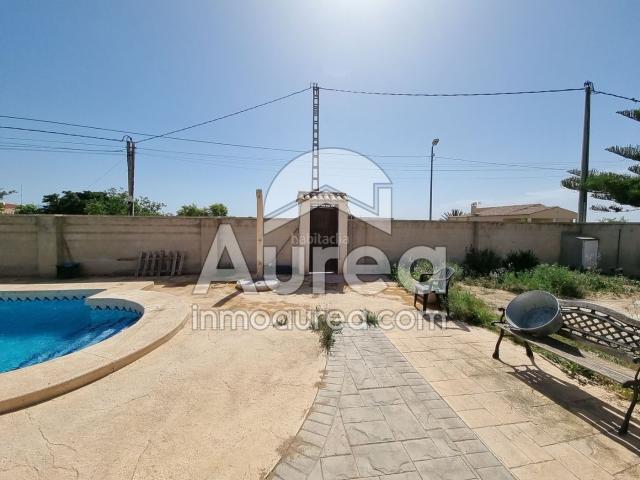 Casa en venta en Alicante, Fontcalent. Chalet con dos edificaciones, piscina y barbacoa en parcela de 1.000 m. Casas.