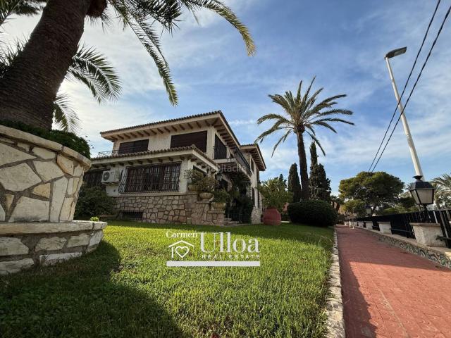 Casa en venta en Alicante, Vistahermosa. ELEGANTE VILLA INDEPENDIENTE CON AMPLIO JARDÍN Y PISCINA EN VISTAHERMOSA. Casas.