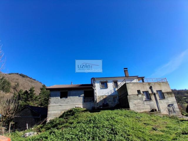 Casa en venta en Aller. SE VENDE CASA INDEPENDIENTE DE 172 M2 Y FINCA DE 1900M2 EN ALLER, CABORANA. Casas.