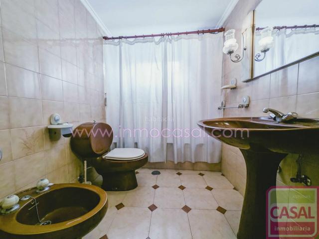 Casa en venta en Aller. Venta de casa con finca, y solar urbanizable de 600 metros cuadrados. Se compone de dos viviendas, más un bajo diáfano, jardín, p. Casas.