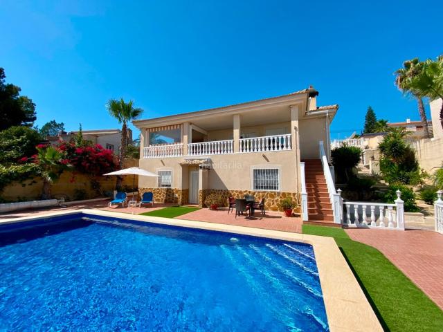 Casa en venta en Almoradí. Amplia villa de 3 dormitorios con hermosas vistas a la montaña en Algorfa Situada en una tranquila zona residencial de Algorfa, es. Casas.