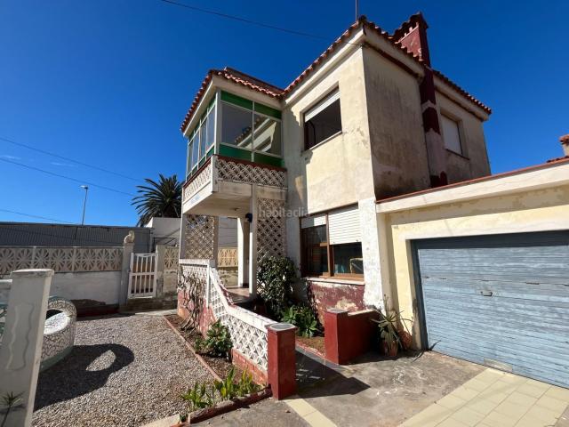 Casa en venta en Almazora Almassora, Playa Ben Afeli. Casa familiar de 4 dormitorios en primera línea con impresionantes vistas al mar. Casas Almazora.