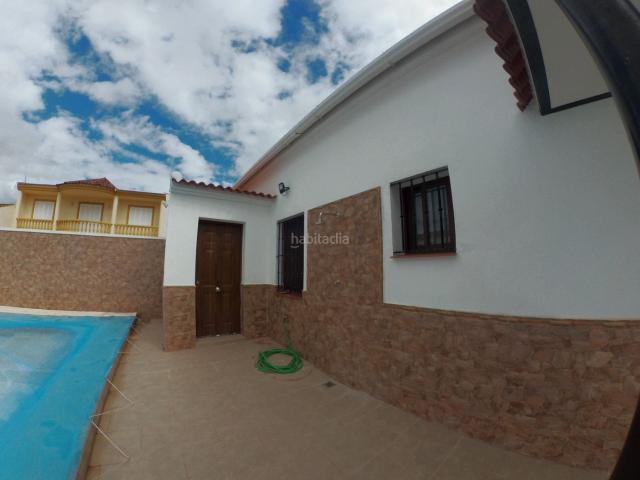 Casa en venta en Almadén de la Plata. Estupenda casa con piscina. Casas Almadén de la.