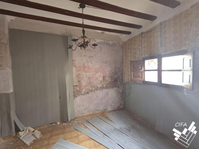 Casa en venta en Almenara. Casa de pueblo en venta en Almenara Castellón con patio, buhardilla y balcón. Casas.