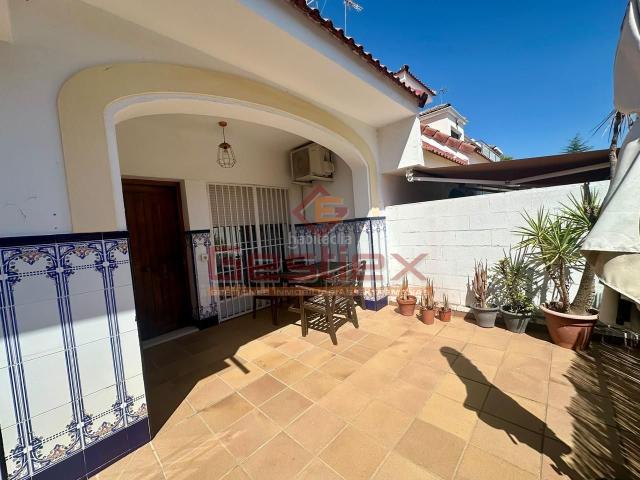 Casa en venta en Almendralejo. AMPLIO ADOSADO EN VENTA EN CTRA LA FUENTE. Casas.