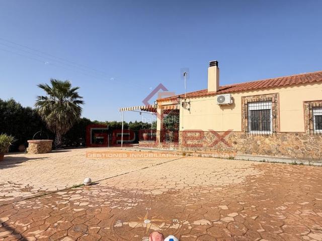 Casa en venta en Almendralejo. BAJADA DE PRECIO! EN VENTA CHALET RÚSTICO EN SAN MARCOS. Casas.