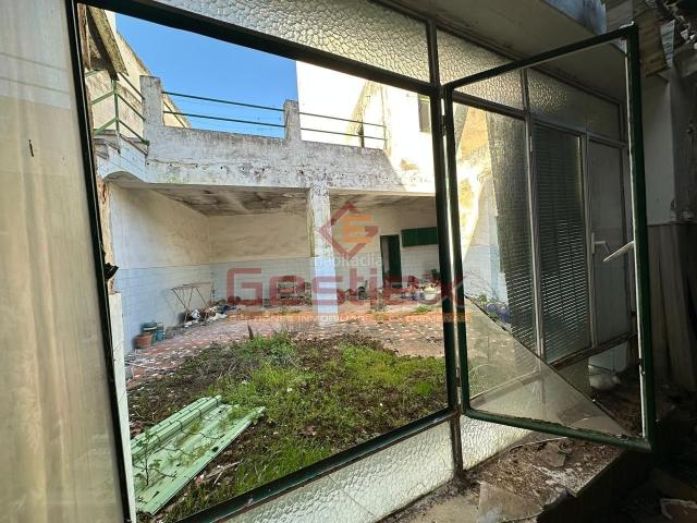 Casa en venta en Almendralejo. EN VENTA CASASOLAR ENTERA CERCA COLEGIO SAN ANTONIO. Casas.