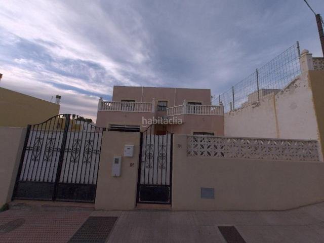 Casa en venta en Almería, Costacabana Loma Cabrera. Se vende Casa ALQUILADA en Calle Gardenia 39 Almería, Almería. Casas.