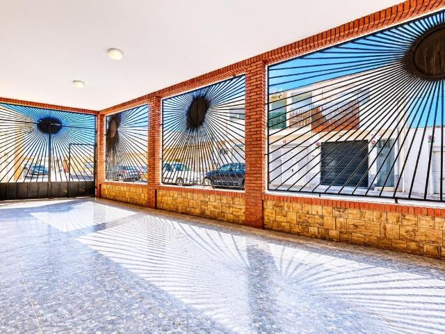 Casa en venta en Almería, El Alquián. Casa independiente en esquina con patio, anexo y terraza transitable en El Alquián. Casas.