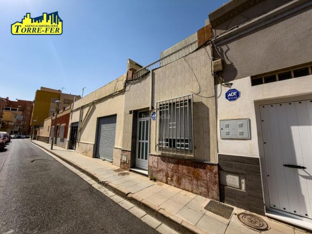 Casa en venta en Almería, San Luis. GRAN OPORTUNIDAD! CASA EN VENTA EN LOS MOLINOS, JUNTO A CALLE MANUEL AZAÑA. Casas.