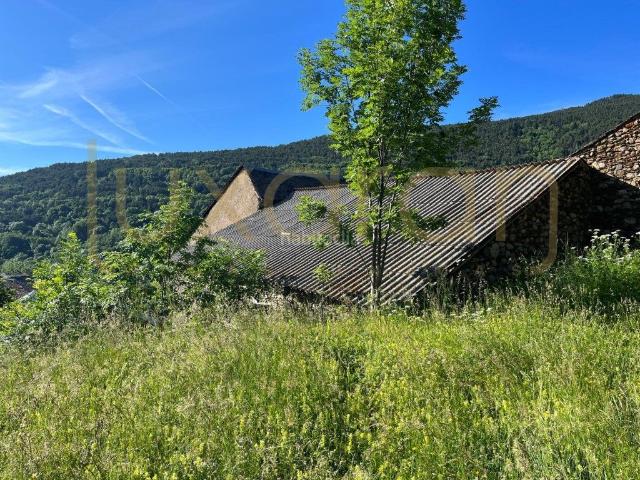Casa en venta en Alt Àneu Pirineos. Conjunto de casa, cuadra y pajar en Son. Casas Alt.