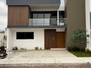 Casa en venta en Altozano, junto a la Universidad Jefferson Internacional