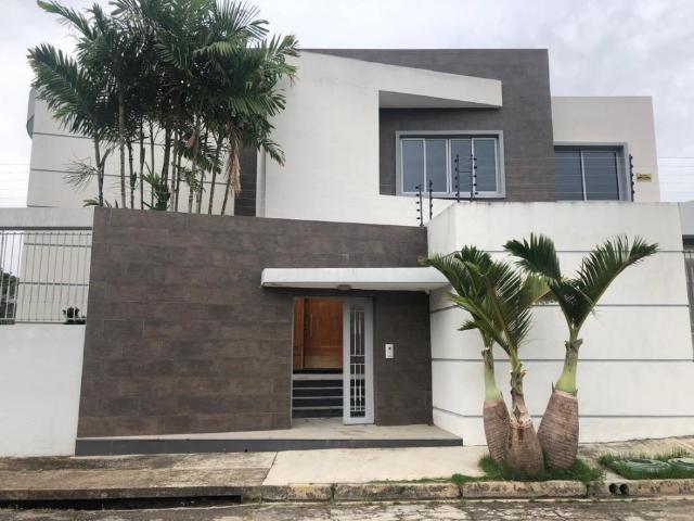 CASA EN VENTA EN ALTOS DE GUATAPARO