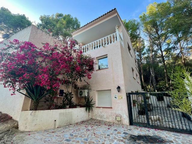 Casa en venta en Altea, Altea la Vella. Oportunidades como esta son cada vez maacutes difiacuteciles de encontrar en Altea la Vella.Ubicada en una amplia parcela en una d. Casas.