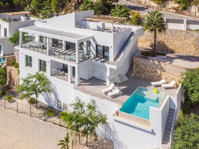 Casa en venta en Altea, Altea la Vella. Entre en esta elegante villa ubicada en una exclusiva comunidad cerrada de tan solo cinco viviendas, donde el disentildeo de conce. Casas.