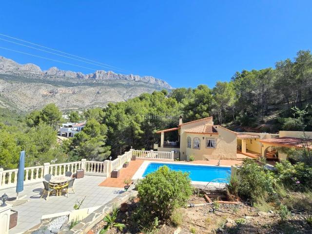 Casa en venta en Altea, Altea la Vella. Esta villa destaca de inmediato por su amplitud, privacidad y ambiente. Ubicada en una generosa parcela de 1662 msup2 con 289 msup. Casas.