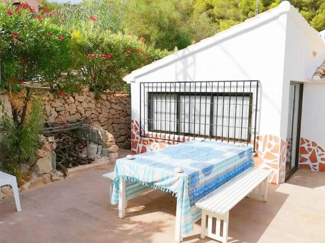 Casa en venta en Altea, Altea la Vella. La propiedad tiene una superficie construida de 95 m2 en una parcela de 345 m2 con bonitas vistas desde sus 3 terrazas a la montañ. Casas.