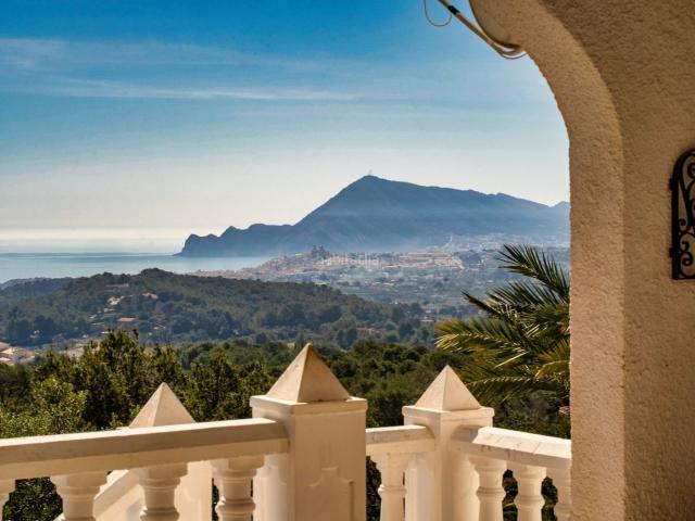 Casa en venta en Altea, Altea la Vella. Villa en venta en Altea vistas únicas al mar Alhama Springs ubicación excepcional y enorme potencial. Casas.