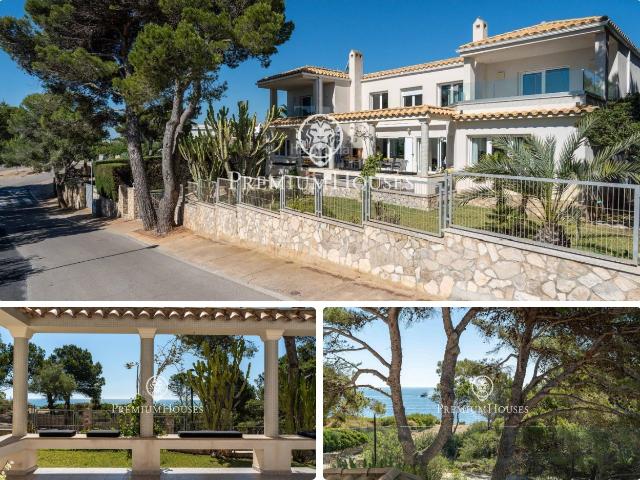 Casa en venta en Ametlla de Mar L´, L´Ametlla de Mar Costa Dorada. Casa con piscina en primera línea de mar en Roques Daurades. Casas Ametlla de Mar.