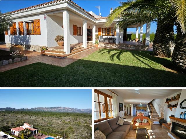 Casa en venta en Ametlla de Mar L´, Les Tres Cales Costa Dorada. Exclusivo chalet Unifamiliar con vistas al mar y montaña, con piscina y licencia turística. Casas Ametlla de Mar.