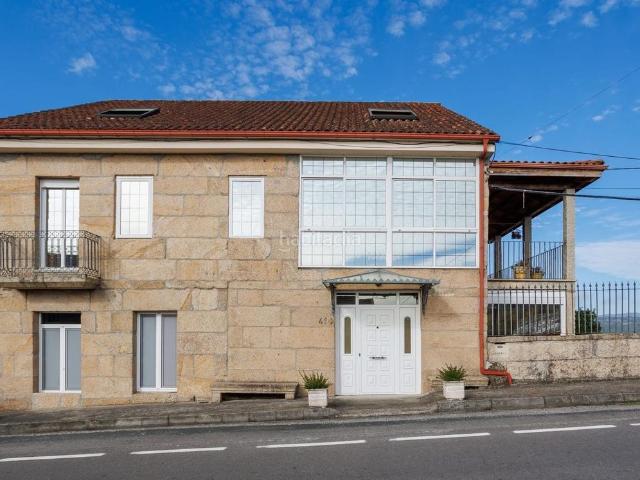 Casa en venta en Amoeiro. Increíble chalet con 4 habitaciones 3 baños terraza jardín y garaje para mas de 6 vehículos para entrar a vivir con las mejores ca. Casas.