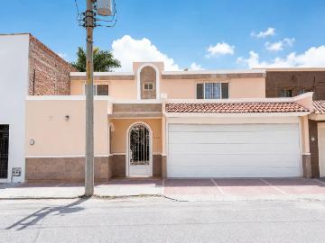 Casa en Venta en Ampliación La Rosita, Torreón | 3 Recámaras y Amplio Terreno