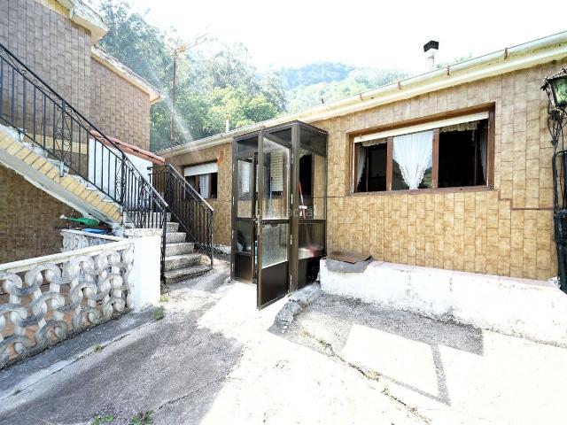 Casa en venta en Ampuero. Ampuero Cantabria casa pareada con finca garaje txoco cocina de verano y terrazas. Casas.