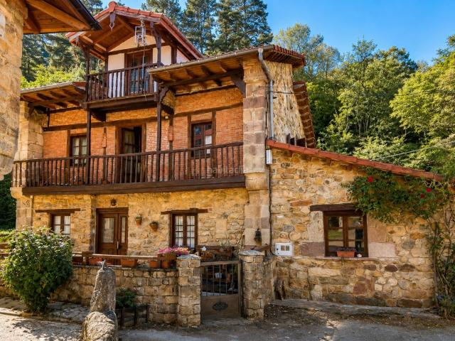 Casa en venta en Anievas. Casa o chalet independiente en venta en Barriopalacio. Casas.