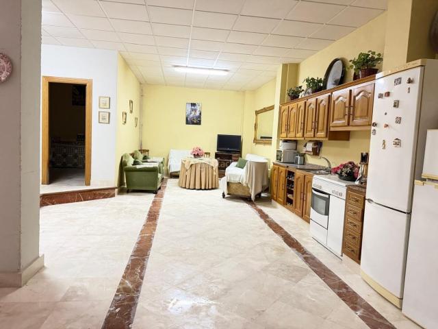 Casa en venta en Antequera, Zona de la Vega. ALMACEN CON VIVIENDA SALE A LA VENTA. Casas.