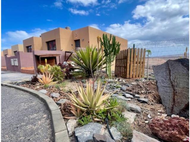 Casa en venta en Antigua con piscina comunitaria y amplias terrazas