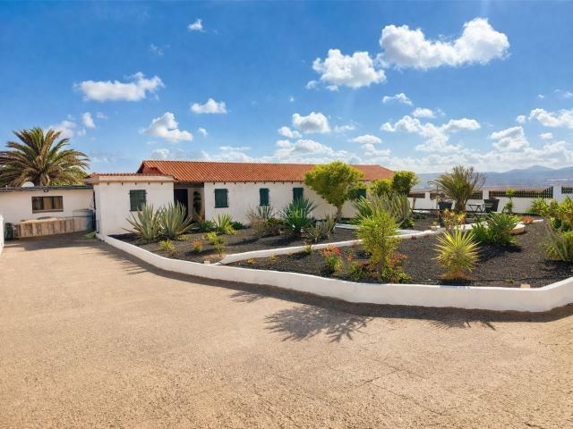 Casa en venta en Antigua, Antigua pueblo. Exclusiva Finca con Villa y Casa de Invitados en Parcela de 10.000 m Triquivijate, Fuerteventura. Casas.