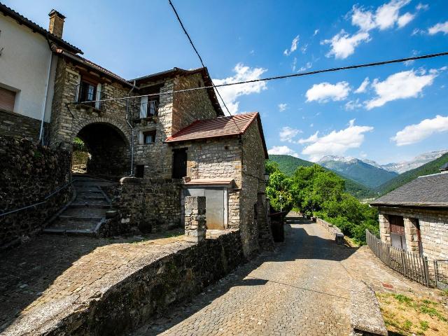 Casa en venta en Aragüés del Puerto. Vivienda en Aragües del Puerto con garaje, gran terraza y huerto. Casas Aragüés del.